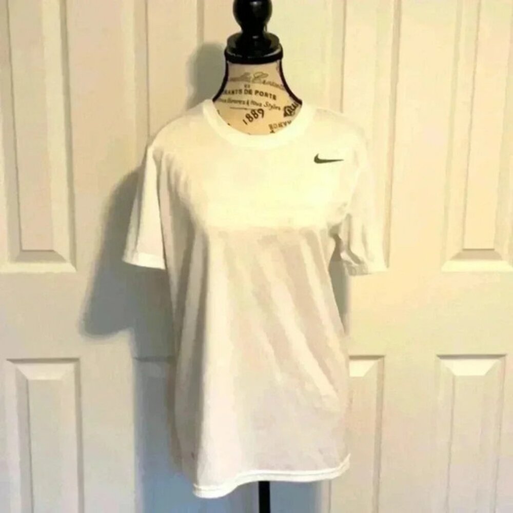 NWOT Nike Dri-Fit T-Shirt in Size Small